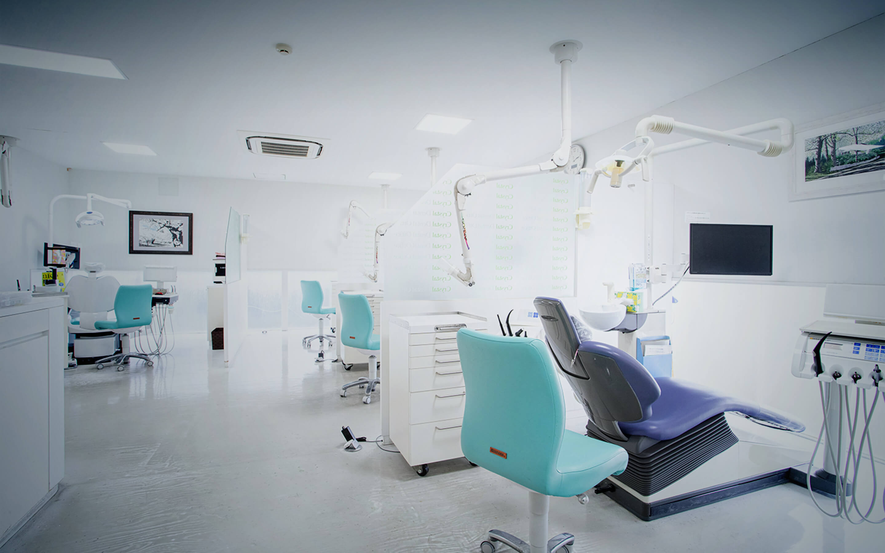 インプラント、矯正、歯周病から虫歯治療まで幅広く 専門性をいかした精密な技術で患者さんに寄り添う誠実な歯科医院